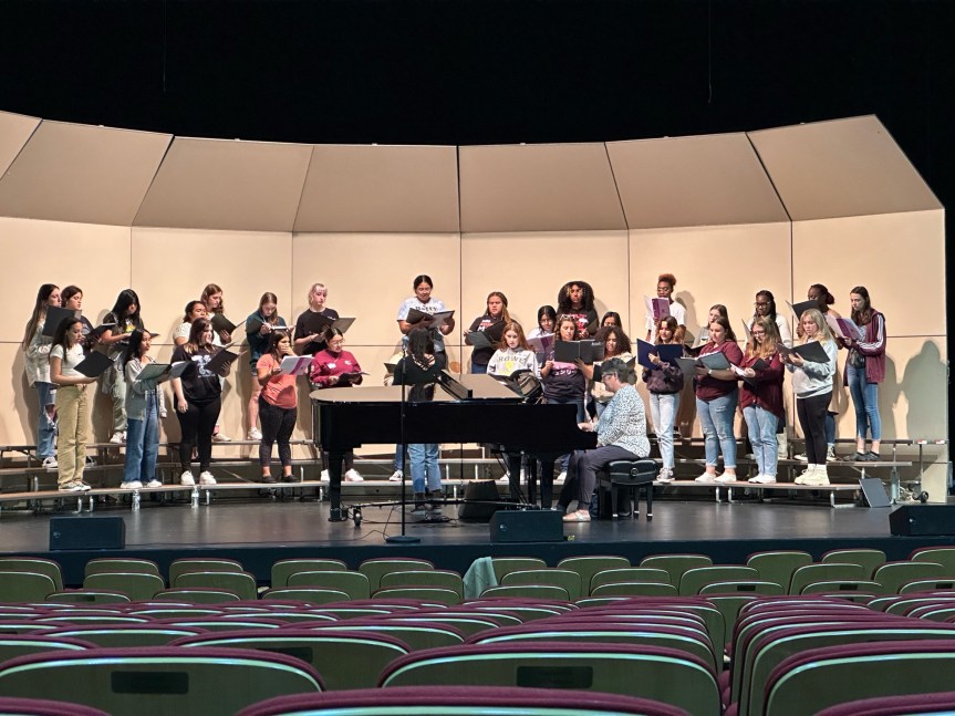 Choir Prepares Christmas